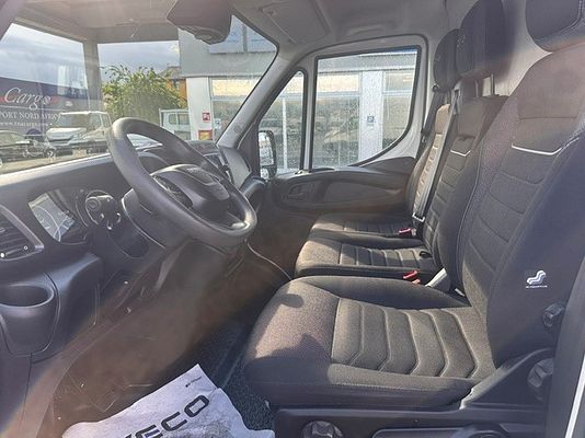Vehicle image 11 / 18