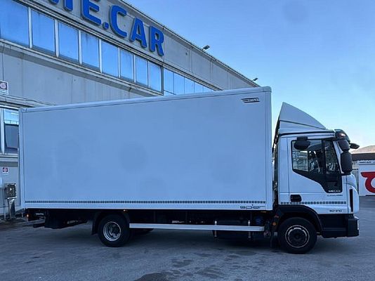 Vehicle image 2 / 6