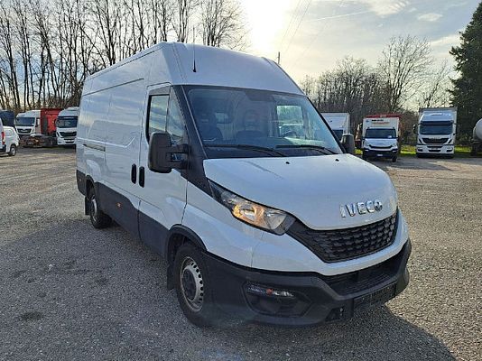 Vehicle image 2 / 15