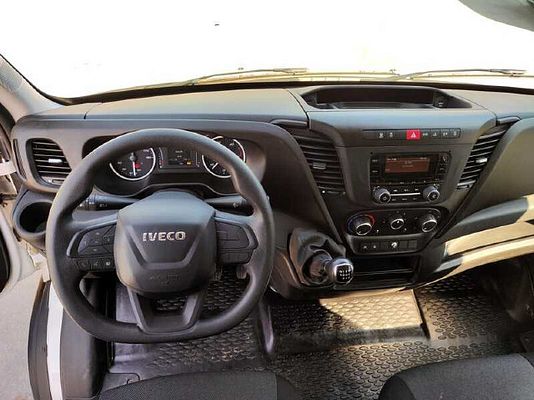 Vehicle image 8 / 13