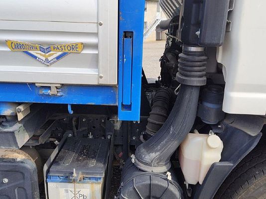 Vehicle image 5 / 17