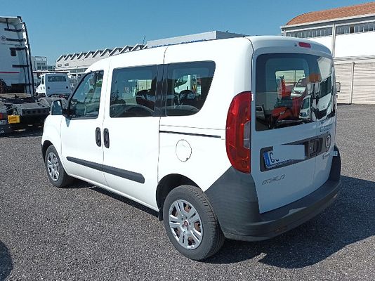 Vehicle image 3 / 5