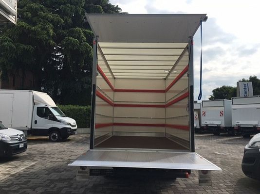 Vehicle image 6 / 9
