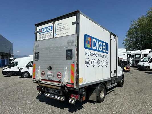 Vehicle image 8 / 19