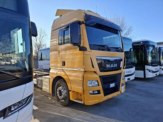 Vehicle image 3 / 12