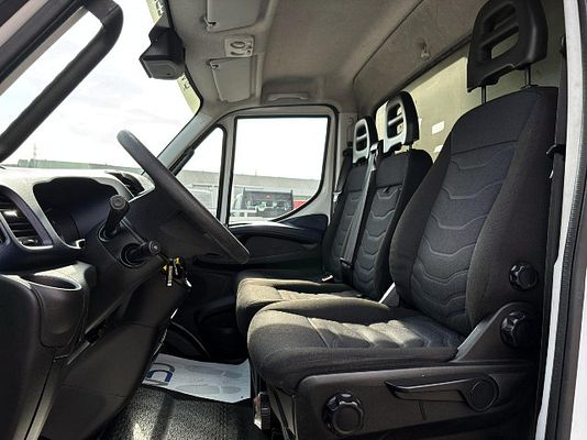 Vehicle image 9 / 15