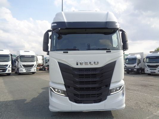 Vehicle image 4 / 15