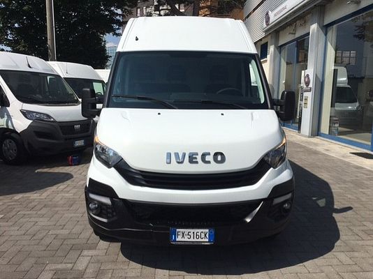 Vehicle image 2 / 9