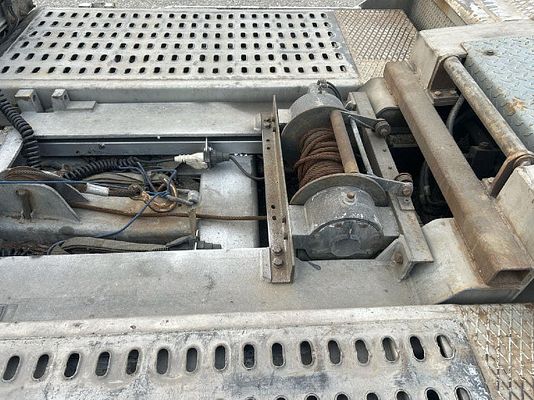 Vehicle image 8 / 24