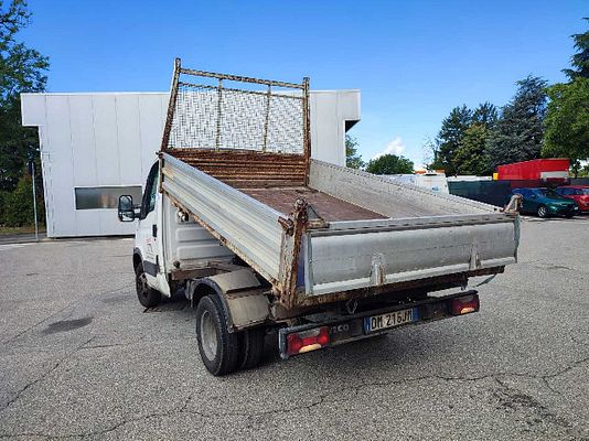 Vehicle image 6 / 9