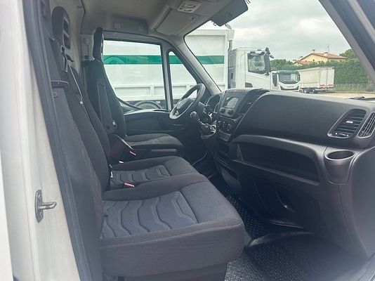 Vehicle image 14 / 19