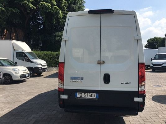 Vehicle image 5 / 9