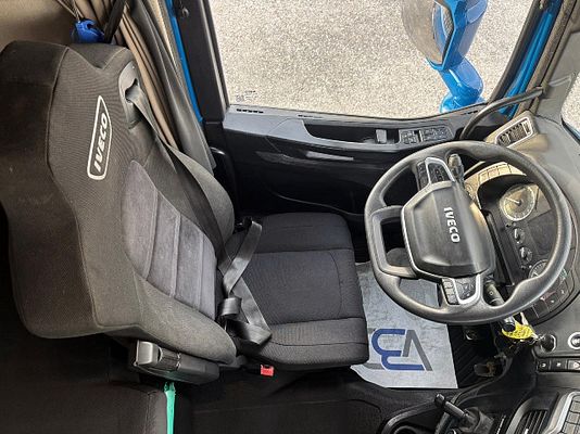 Vehicle image 10 / 15