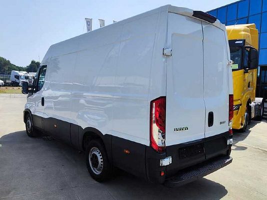 Vehicle image 4 / 10