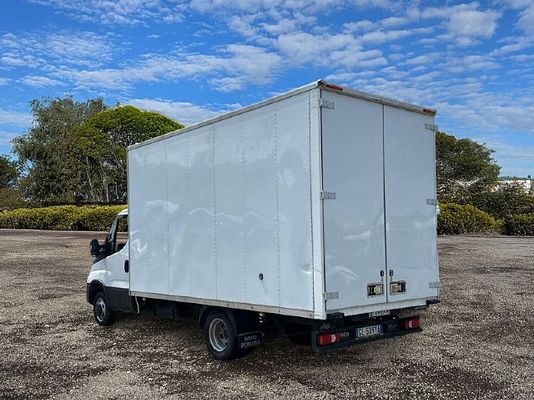 Vehicle image 8 / 12