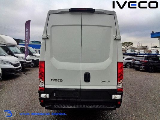 Vehicle image 5 / 14