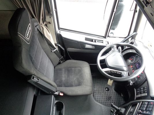 Vehicle image 9 / 15