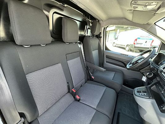 Vehicle image 3 / 16