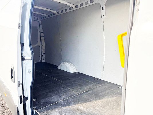 Vehicle image 7 / 12