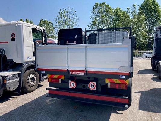 Vehicle image 2 / 4