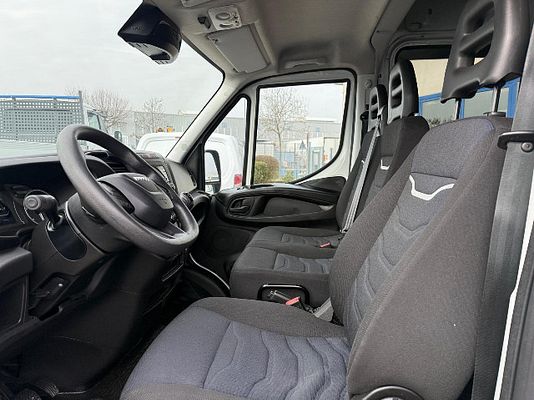 Vehicle image 13 / 15