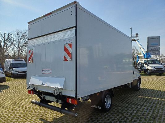 Vehicle image 3 / 12