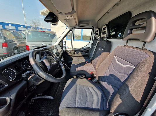 Vehicle image 8 / 9
