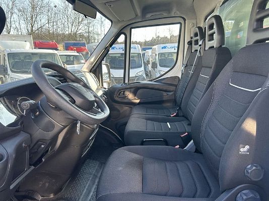 Vehicle image 8 / 12