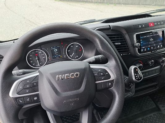 Vehicle image 12 / 16