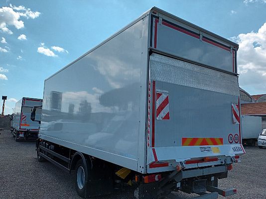 Vehicle image 3 / 5