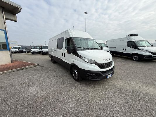 Vehicle image 4 / 15