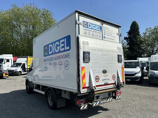 Vehicle image 10 / 19